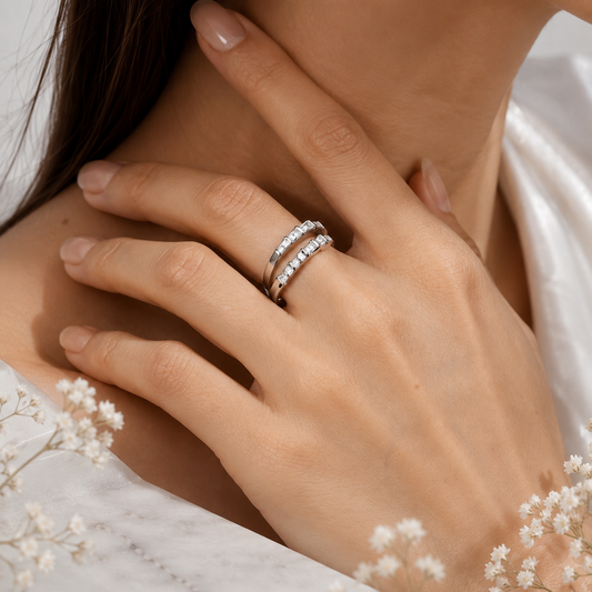 Nomi Moissanit Ring aus 925 Sterling Silber mit mehreren kleinen Moissaniten am Finger getragen