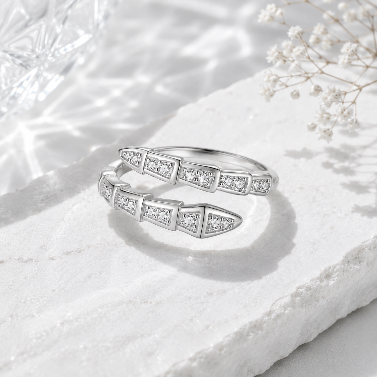 Silberner Nomi Moissanit Ring aus 925 Sterling Silber mit mehreren gefassten Moissaniten und offener Ringform