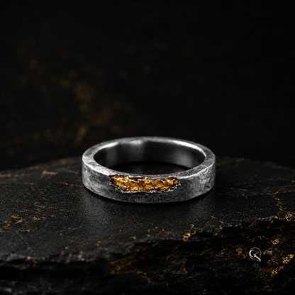 Geschmiedeter Ring aus 999 Silber mit eingelassenem 999 Gold Inlay – 5 mm breit