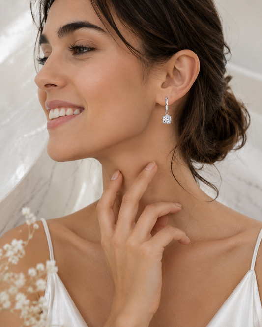 Seren Moissanit Ohrringe aus 925 Sterling Silber mit 1 ct Moissanit je Ohrring am Ohr getragen