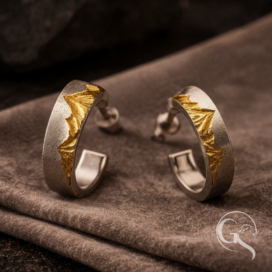 Handgefertigte Signatur Ohrstecker aus 999 Silber mit vergoldeter Bergstruktur – individueller Berg Schmuck