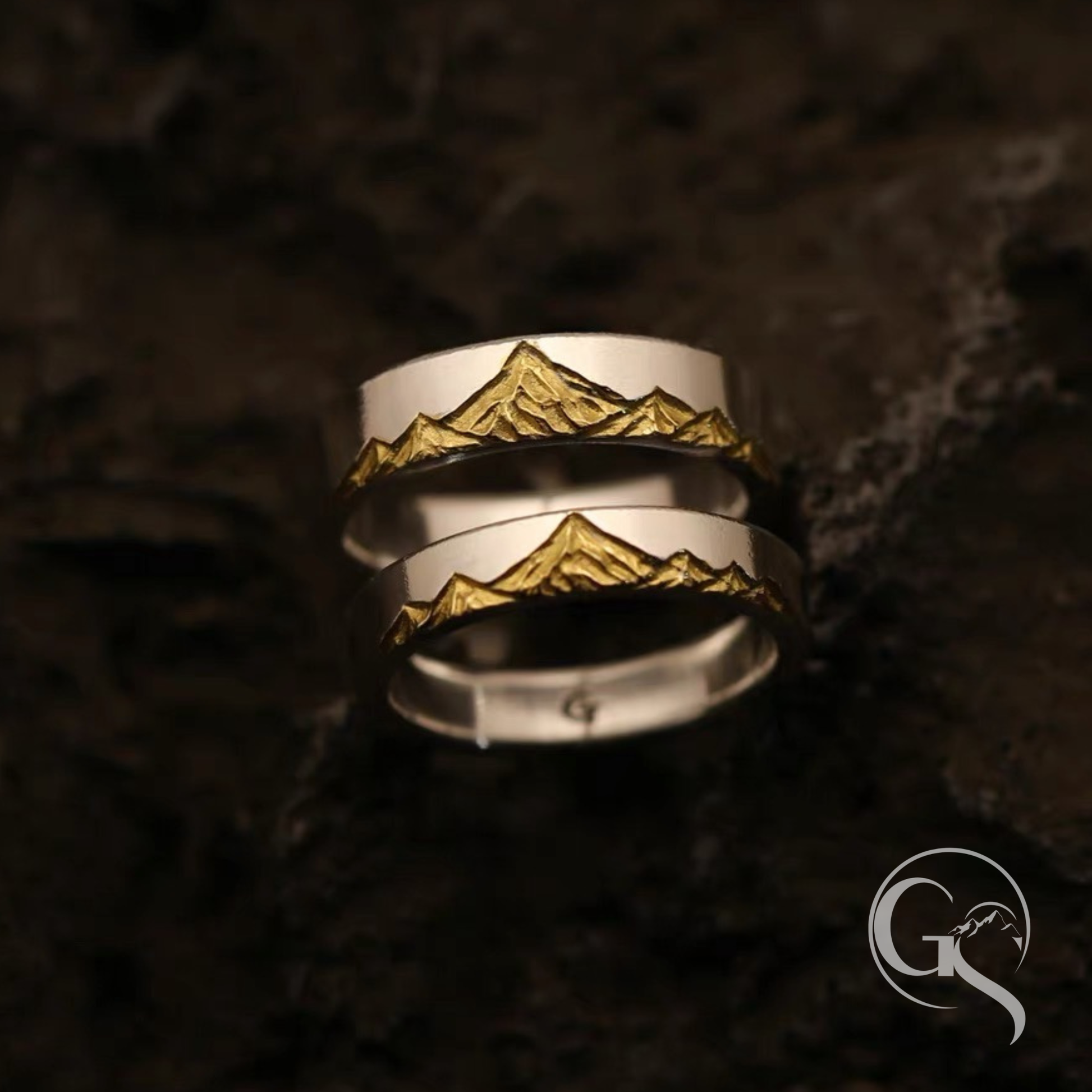 Handgefertigter Signatur Ring aus 999 Silber mit vergoldeter Bergstruktur – individueller Berg Ring