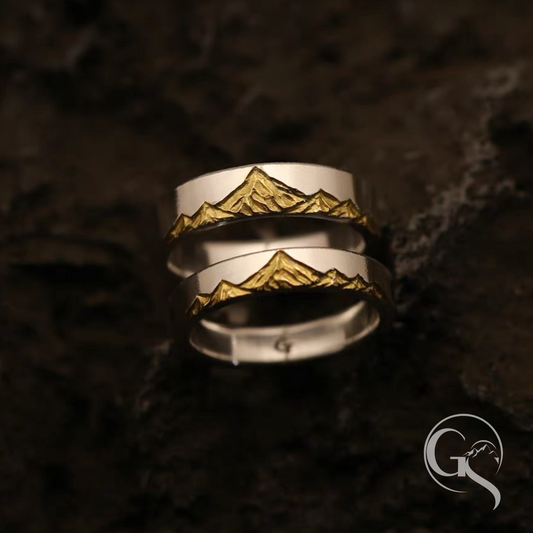 Handgefertigter Signatur Ring aus 999 Silber mit vergoldeter Bergstruktur – individueller Berg Ring