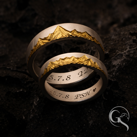 Fein ausgearbeitete Bergstruktur auf einem handgefertigten Ring aus Silber und Gold