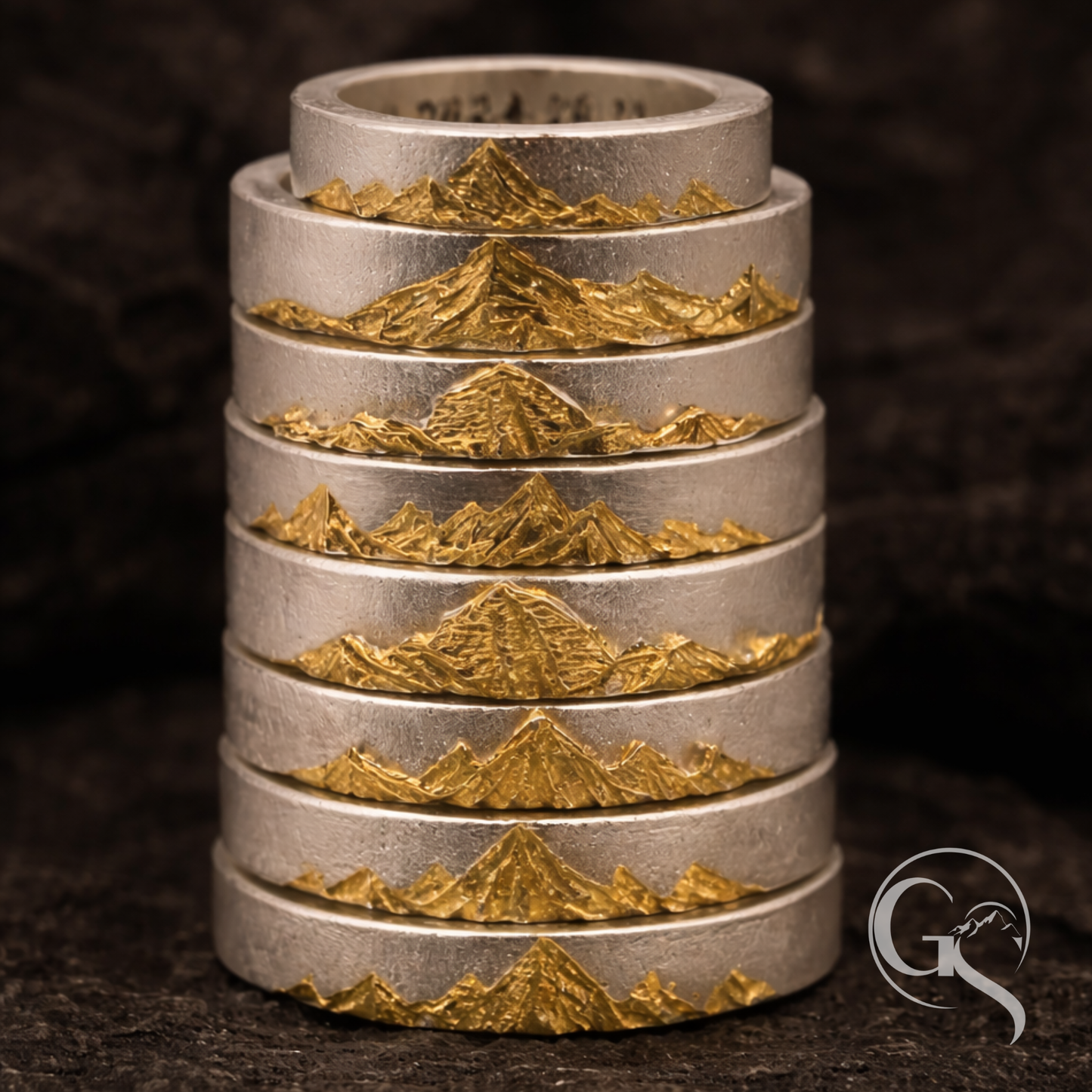 Detail eines personalisierten Berg Rings aus 999 Silber mit 999 Gold Veredelung
