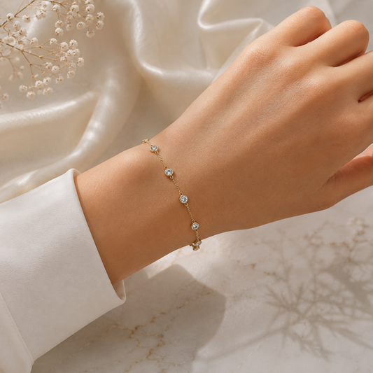 TALA Moissanit Armband aus 18k vergoldetem 925 Sterling Silber am Handgelenk getragen