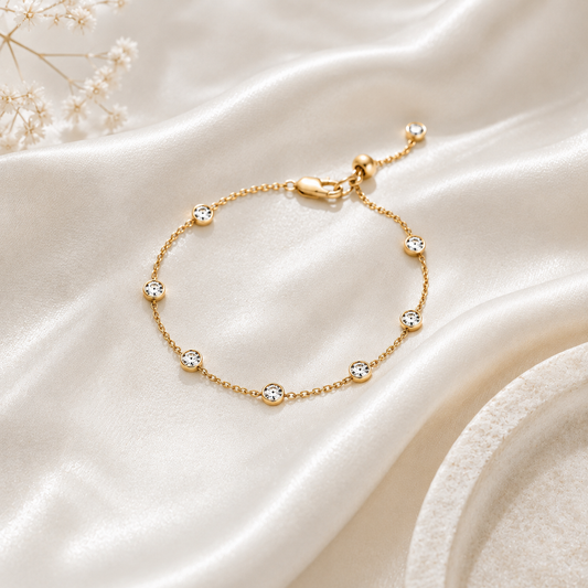 Goldenes TALA Armband aus 925 Sterling Silber mit mehreren gefassten Moissaniten auf heller Seide